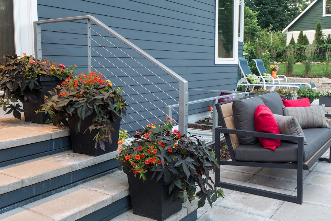 Outdoor seating with plants and stairs